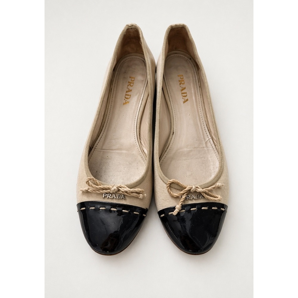 Prada‎ Ballet Flats Womens 7 Beige Black Good Patent Cap Toe Bow Logo Hardware